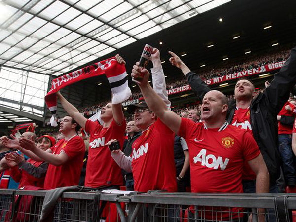 Wah, Kini Suporter Manchester United Dilarang Bawa iPad ke Stadion Old Trafford!